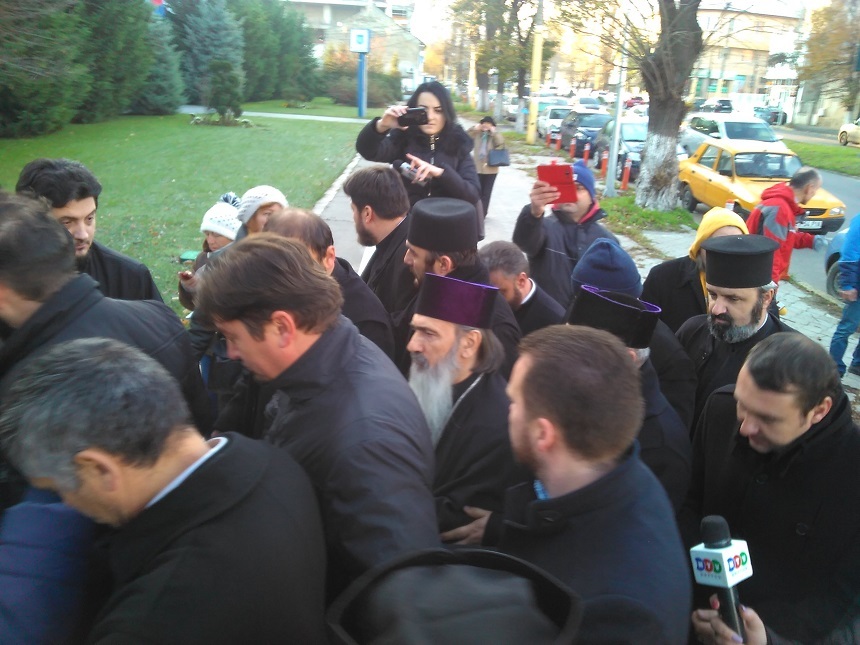 Aproximativ 20 de preoţi l-au însoţit din nou pe IPS Teodosie la poliție