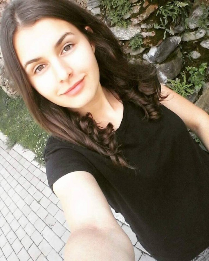 ULBS încearcă să convingă elevele care au luat 10 la Bac să vină la facultate în Sibiu promițându-le câte un laptop