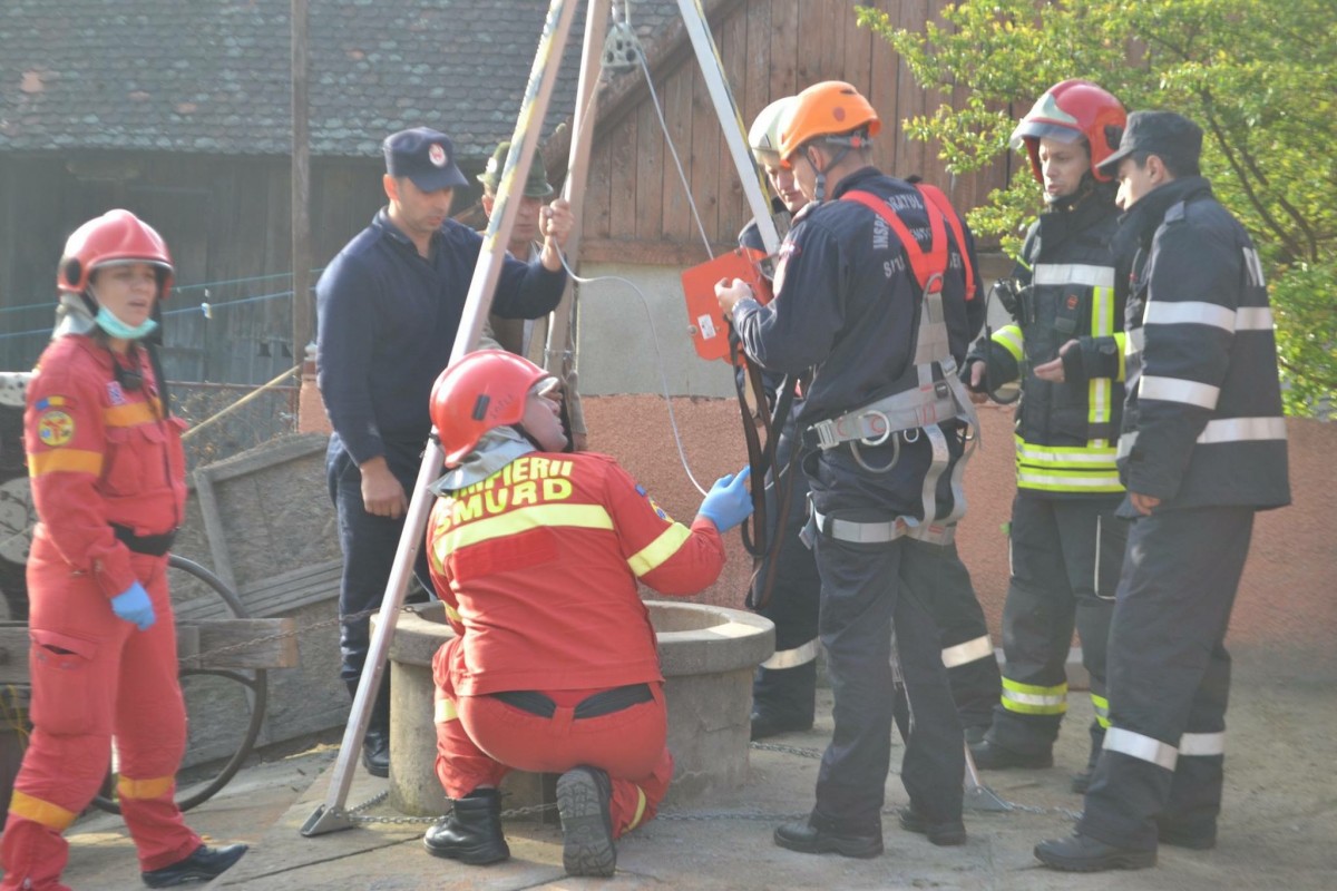 O femeie de 70 de ani a căzut într-o fântână adâncă de 10 m. Bătrâna ar fi vrut să se sinucidă