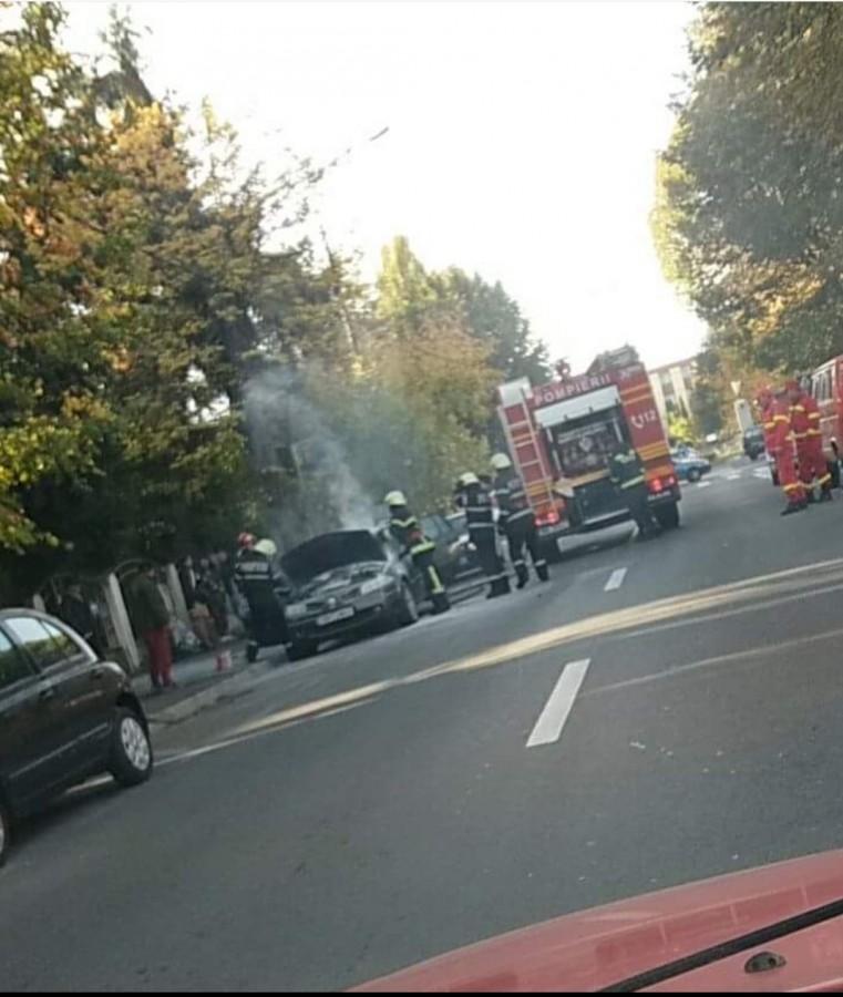 Motorul unei mașini aflate în mers a luat foc