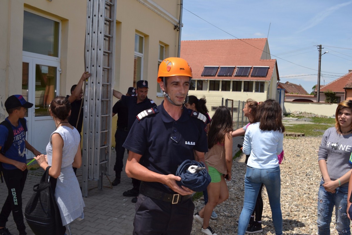 Foto Video | Pompierii au salvat un pui de barză, în aplauzele copiilor
