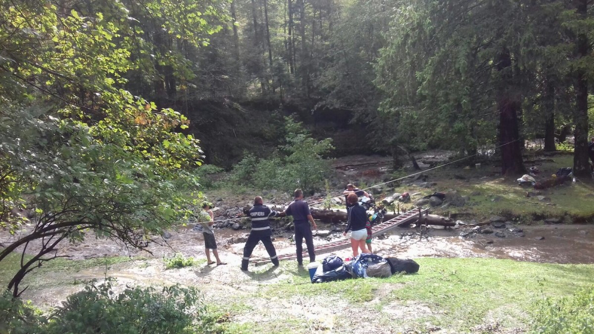 Foto Video | Opt adulți și patru copii, prinși de o viitură pe râul Avrig, au fost salvați de pompieri