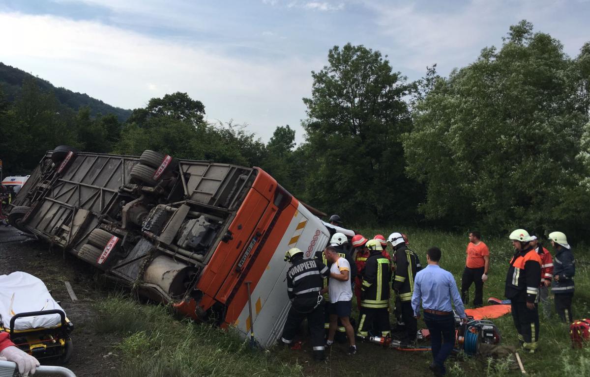 Un autocar cu 37 de tineri s-a răsturnat pe drumul dintre Râşnov şi Pârâul Rece. ISU Sibiu a fost chemată în ajutor