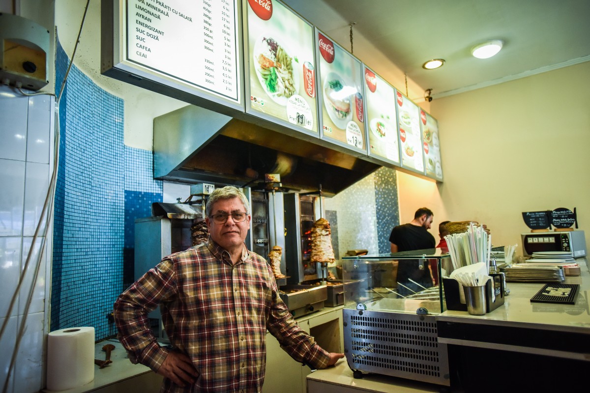 Micile afaceri. Un libanez și nevasta lui din Agnita prepară shaorma la Turkish Kebab