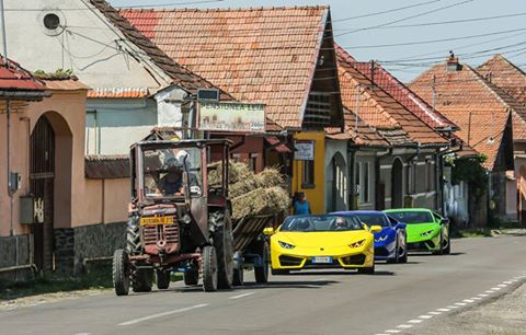 Povestea celor trei Lamborghini aliniate în spatele unui tractor cu paie din Cârțișoara: „vara tot vedem mașini din astea” | VIDEO