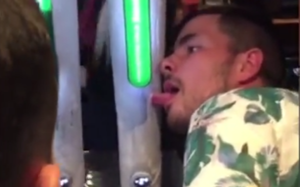 VIDEO | Ce face berea din om. Un tânăr şi-a lipit limba de o pompă cu bere rece şi nu a mai putut să şi-o dezlipească