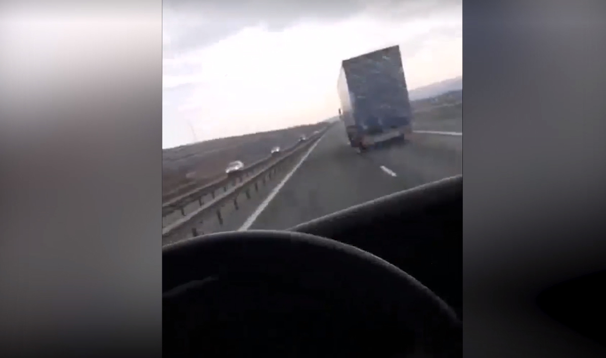 VIDEO. Şoferul care a provocat accidentul de pe Autostrada Transilvania era live pe facebook