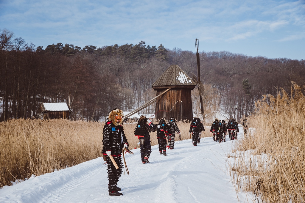 Cum se dregeau străbunicii după petrecerile de Crăciun