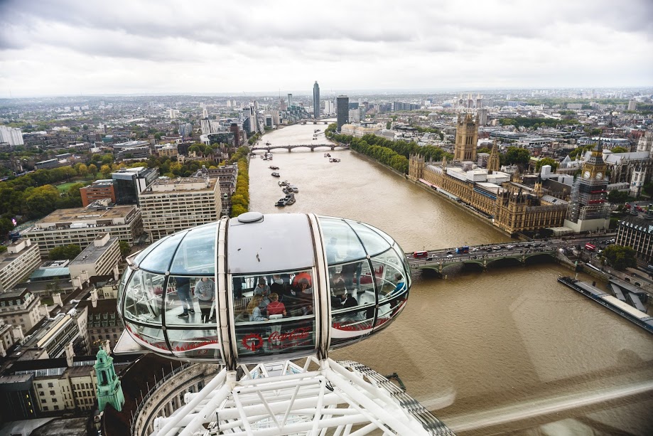 Doi actori ai TNRS pleacă la Londra cu spectacolul „Behind the wall”