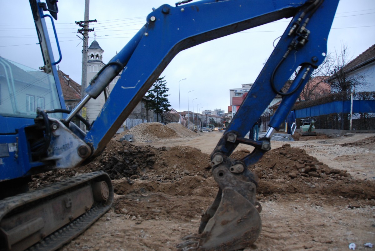 Primăria a semnat contractele pentru modernizarea a 12 străzi de pământ. Alte 18, scoase la licitație