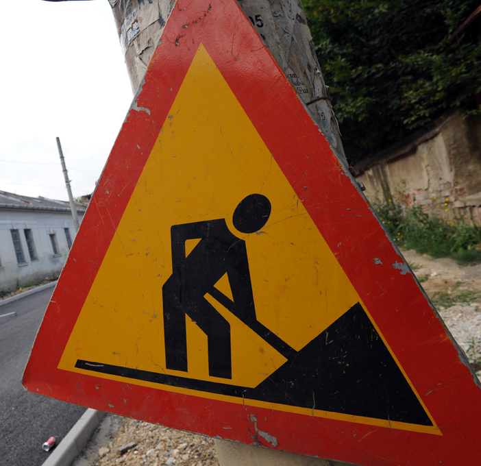Au furat indicatoare rutiere și se plimbau cu ele în mână, prin Sibiu