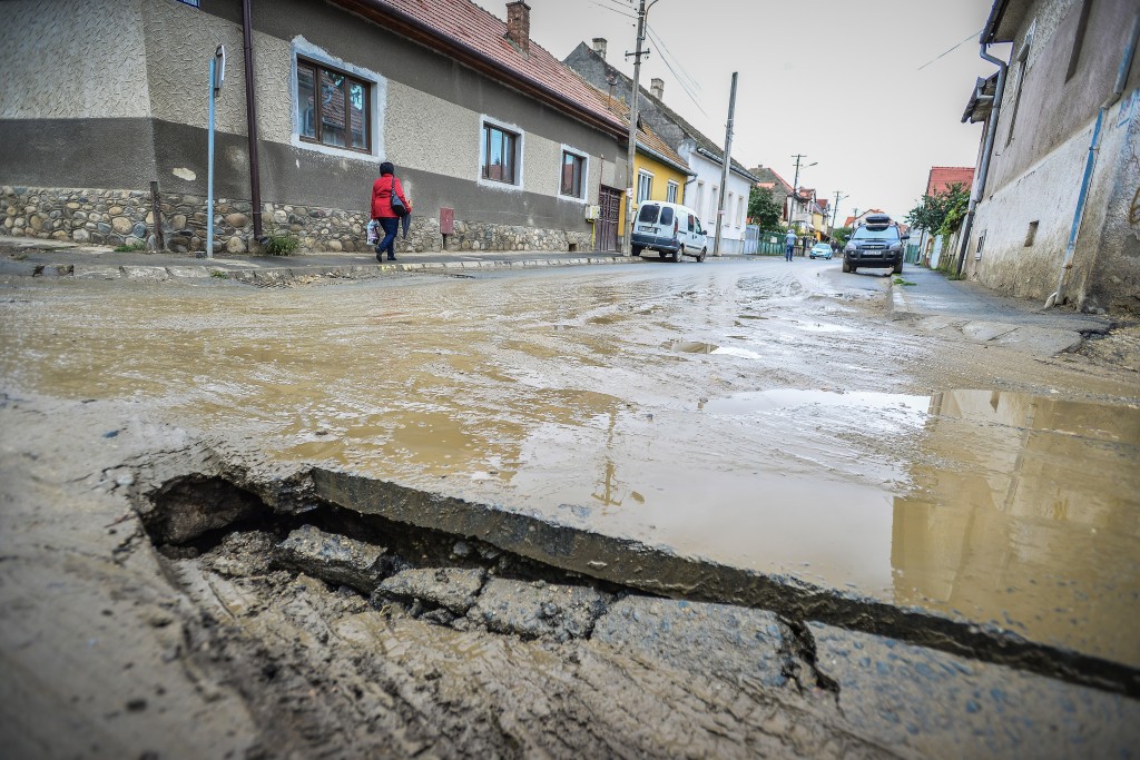 Primăria a semnat contractul pentru modernizarea străzii Lupeni. Luni pot începe lucrările