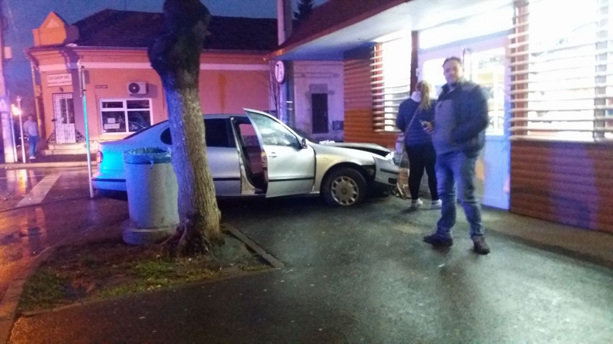 FOTO - Accident în Piața Cluj. A intrat cu mașina în Trans Agape