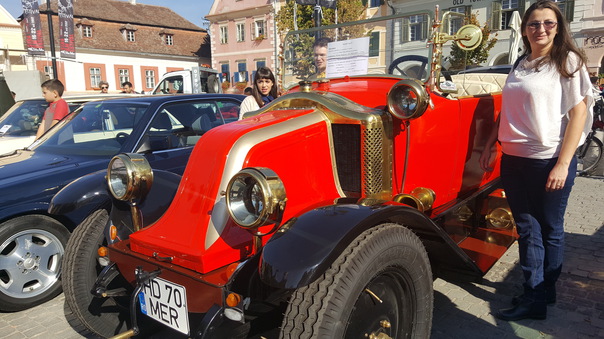 O mașină veche de aproape 100 de ani, în Piața Mică la Retro Parada Toamnei