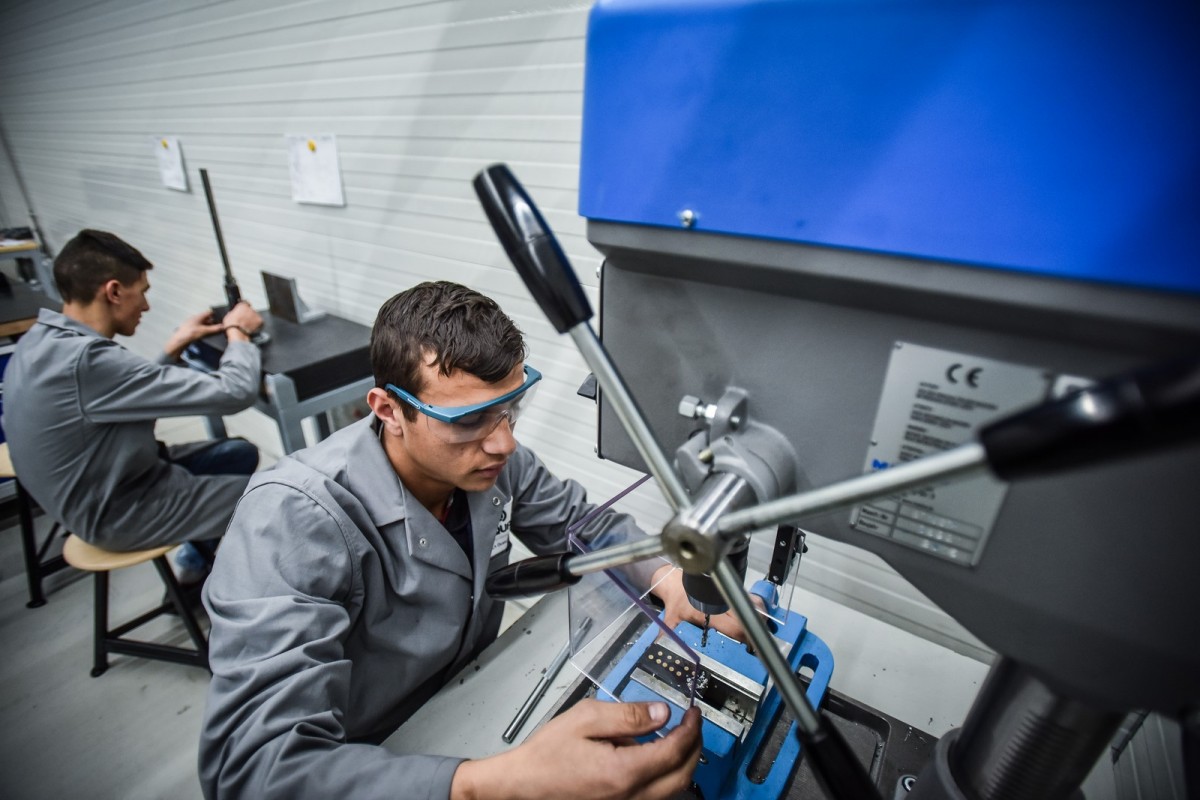 Mecanicii auto și operatorii la mașini cu comandă numerică, la mare căutare în Sibiu