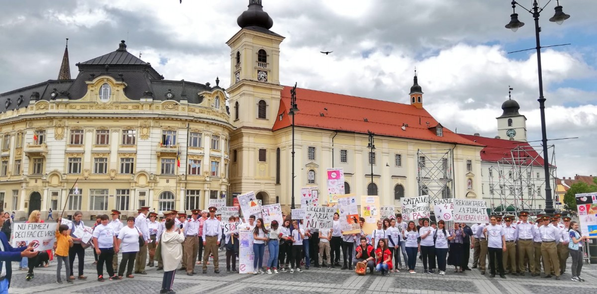 Sute de oameni la Marșul Anti-Fumat organizat în centrul Sibiului