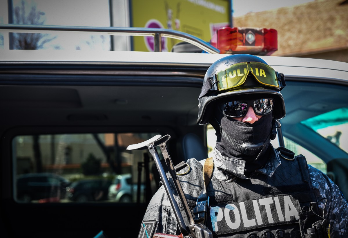 Descindere la Sibiu. Polițiștii au reținut un sibian acuzat că a înșelat mai mulți oameni de afaceri