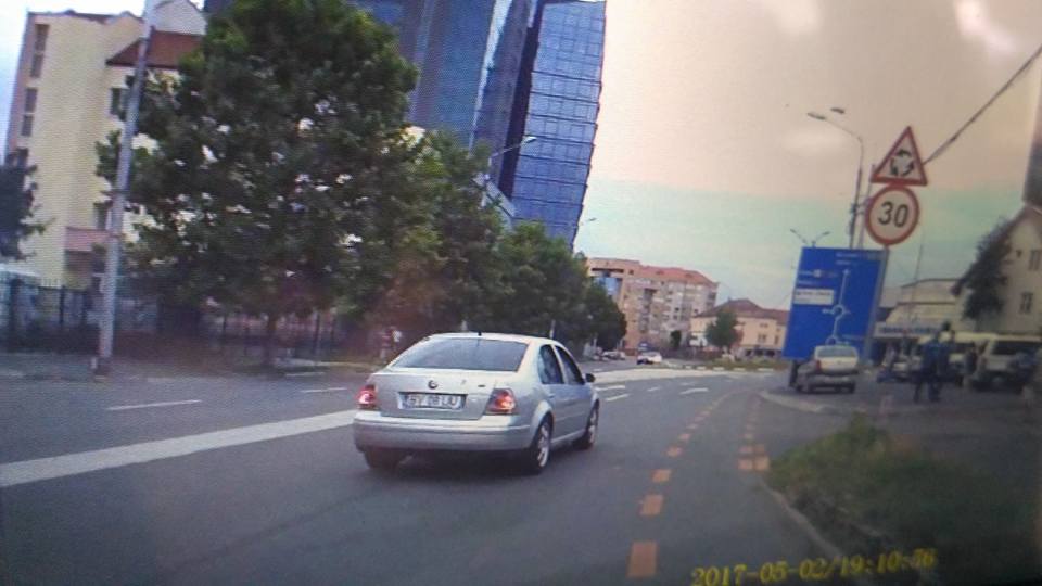 VIDEO – Un șofer lovește în plin o mașină parcată, lângă stadion, apoi fuge