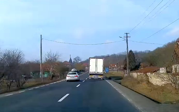 VIDEO – Șoferul unei mașini cu numere de Sibiu este foarte aproape să provoace un accident