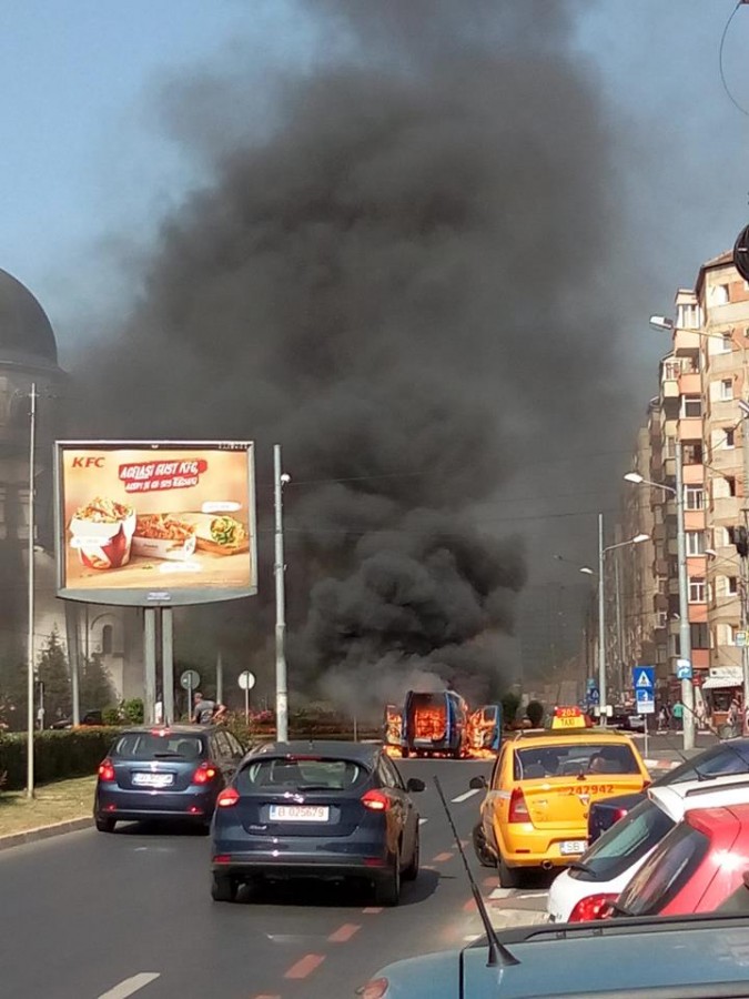 FOTO - Mașină în flăcări în giratoriu, pe Mihai Viteazu