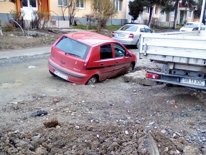 Riscurile șoferilor care intră în șantiere: un mureșean a fost înfrânt pe Aleea Biruinței