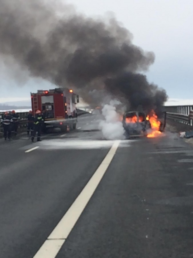 Mașină în flăcări, pe autostradă, spre Sibiu| Foto/Video