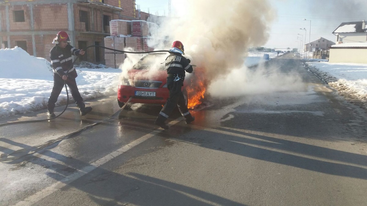 O mașină a luat foc în Sibiu | Foto