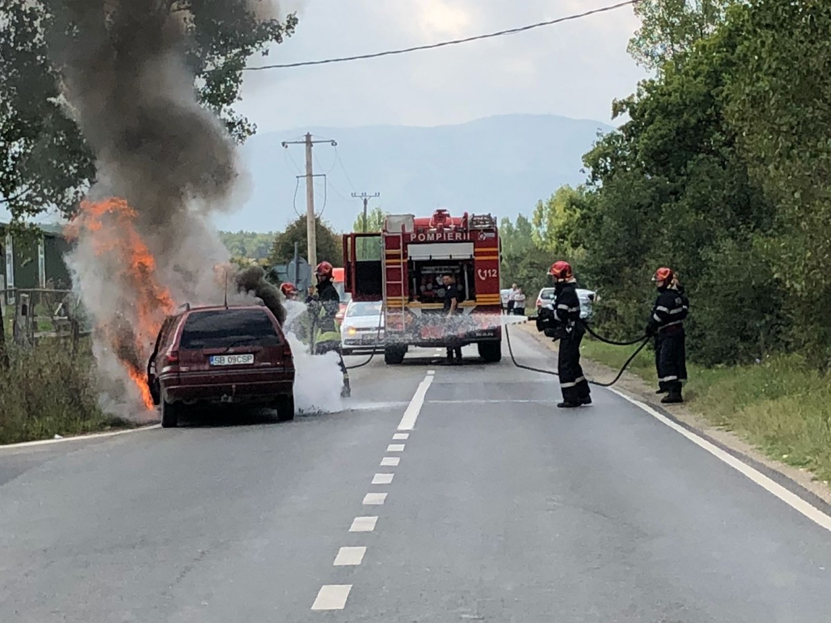 O mașină a luat foc la ieșirea de pe Autostrada A1 spre Cisnădie