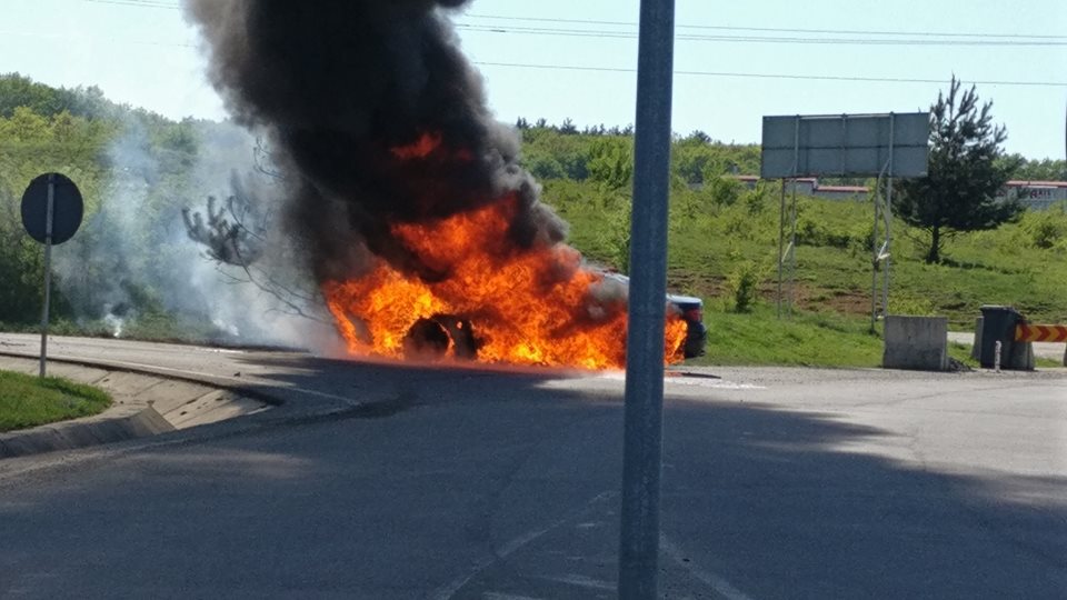 O mașină a luat foc în mers, pe DN 1, în zona Șelimbăr