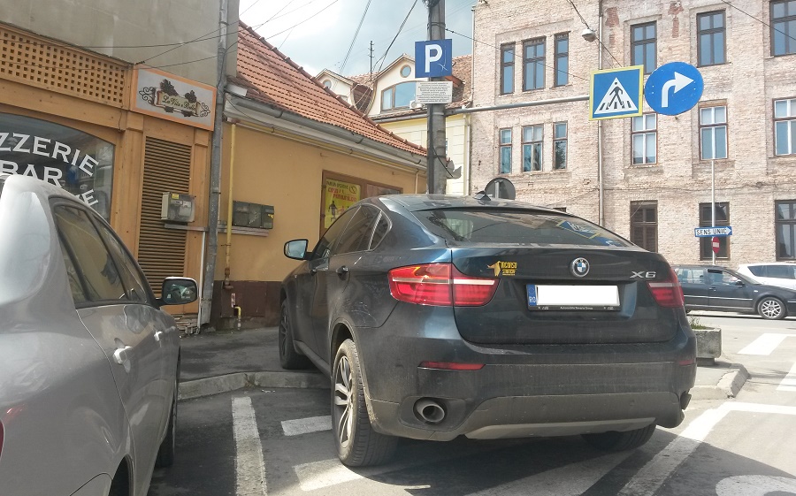 Un tânăr candidat la Consiliul Local Sibiu dă exemplu: parchează un pic pe trotuar și restul pe ”hașurat”