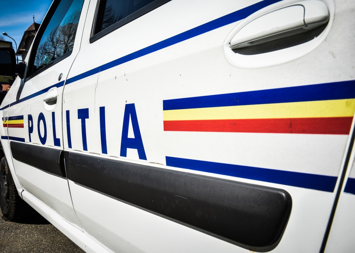 Un băiat de 13 ani a intrat în curtea unei case și a furat un telefon mobil