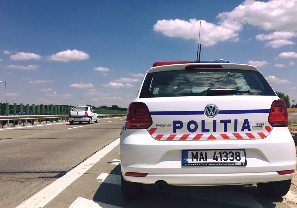 Un băcăuan a avut nevoie de 12 km să oprească la semnalul polițiștilor sibieni. Amenzi pentru oprirea pe autostrada