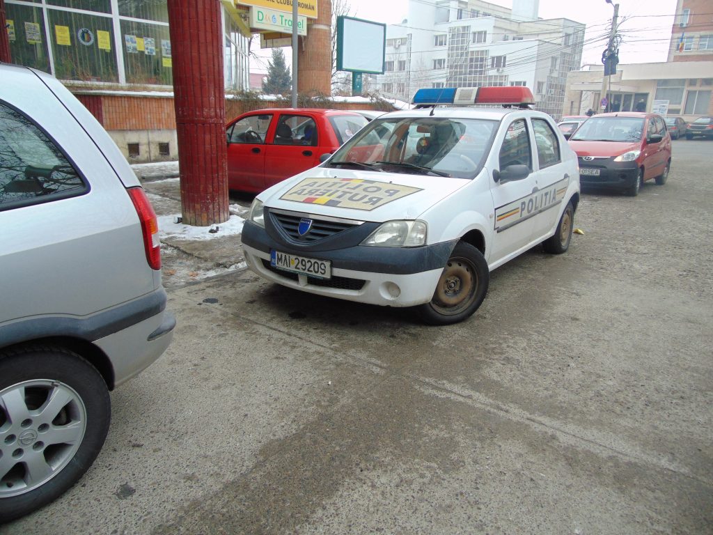 Blocați de mașina poliției