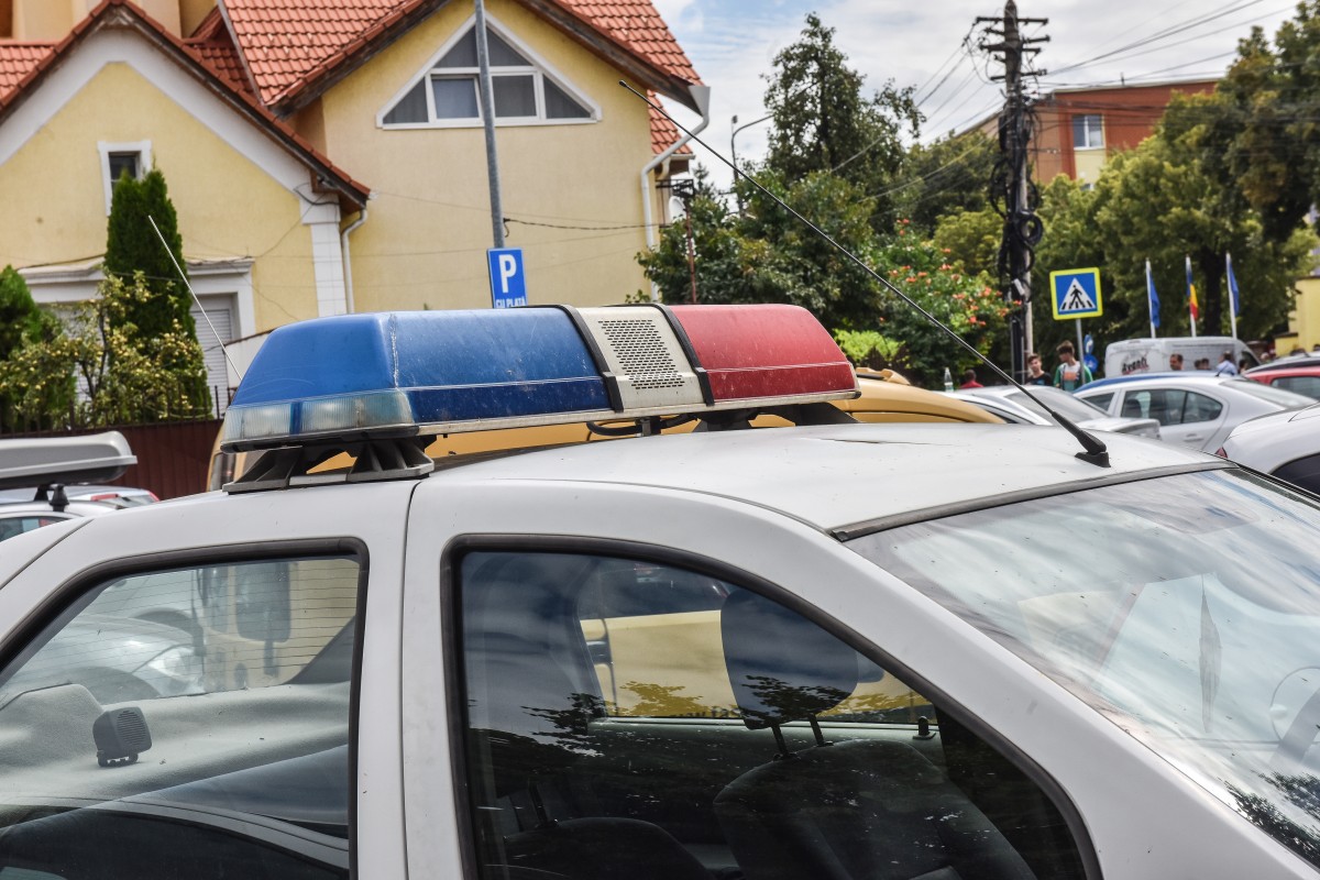 Beat și fără permis, un sibian a intrat cu mașina în mai multe case