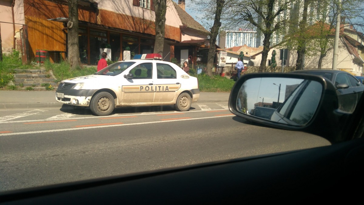 Polițist ”avariat” cu un sandviș pe zona interzisă