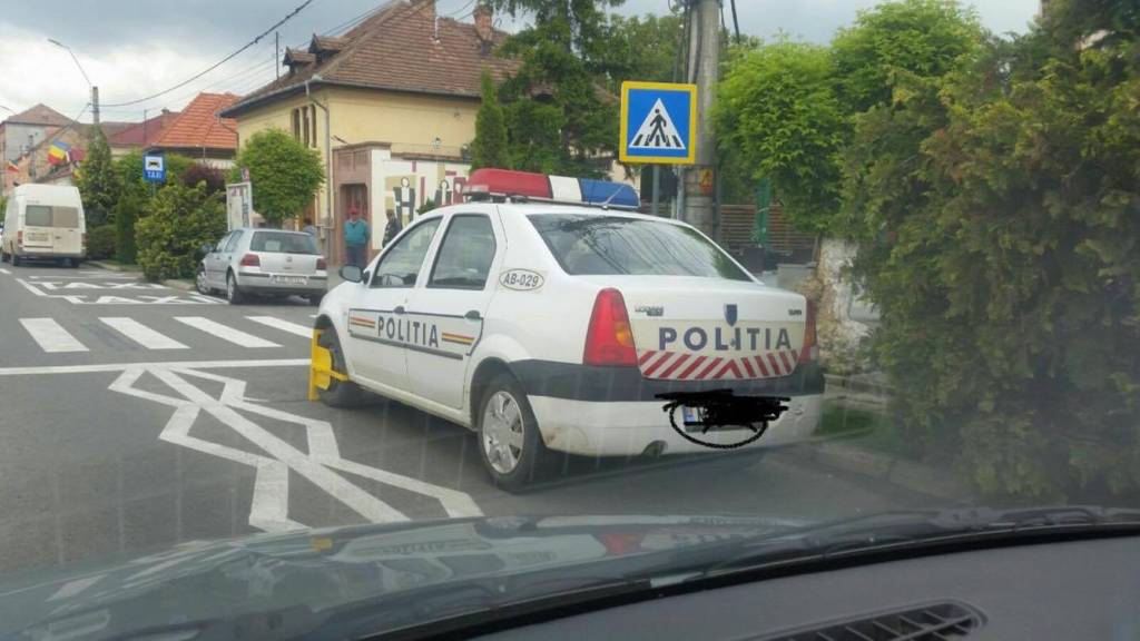 Blaj: Mașină de poliție parcată neregulamentar, cu roțile blocate de Poliția Locală