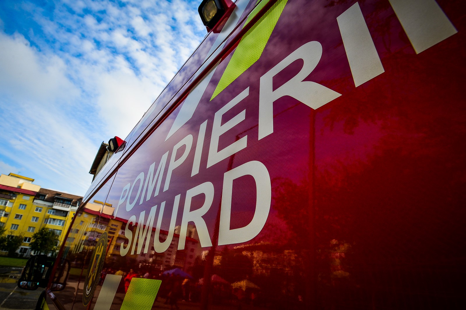 Pompierii au salvat o persoană cu probleme medicale, blocată în casă