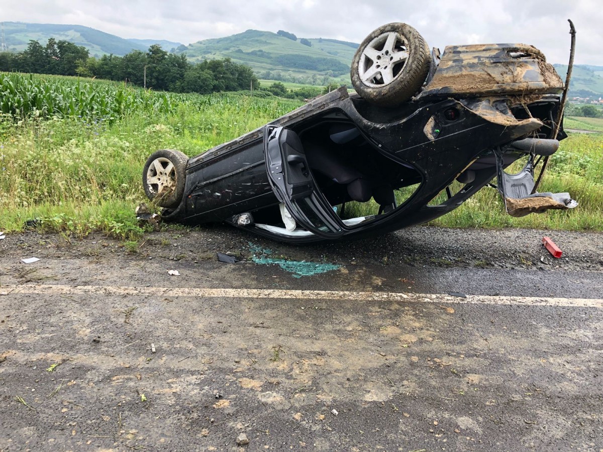 O mașină condusă de un tânăr de 22 de ani s-a răsturnat pe DN14