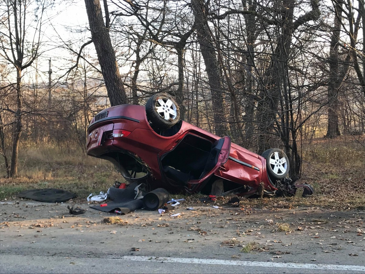 Un șofer de 22 de ani s-a răsturnat cu mașina, din cauza vitezei
