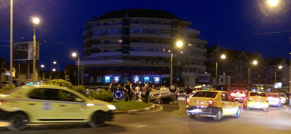 Mașină răsturnată pe Șoseaua Alba-Iulia. O femeie este rănită