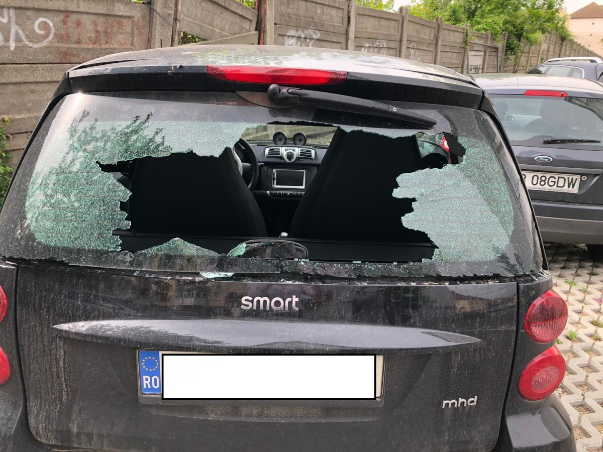 Un sibian bagă oamenii în sperieți pe Școala de Înot. Trage cu praștia cu bile de oțel în mașini și trecători