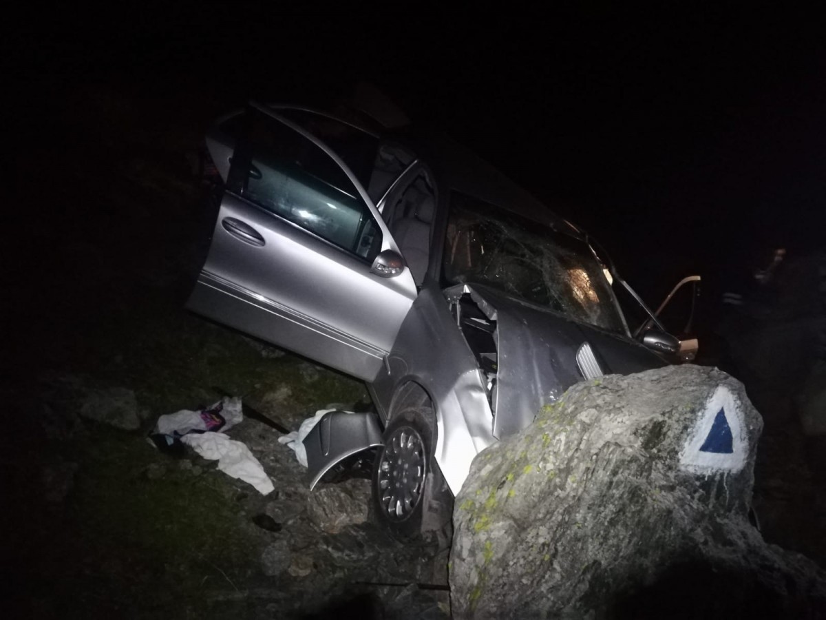 Unul din tinerii din mașina căzută în prăpastie este în stare gravă