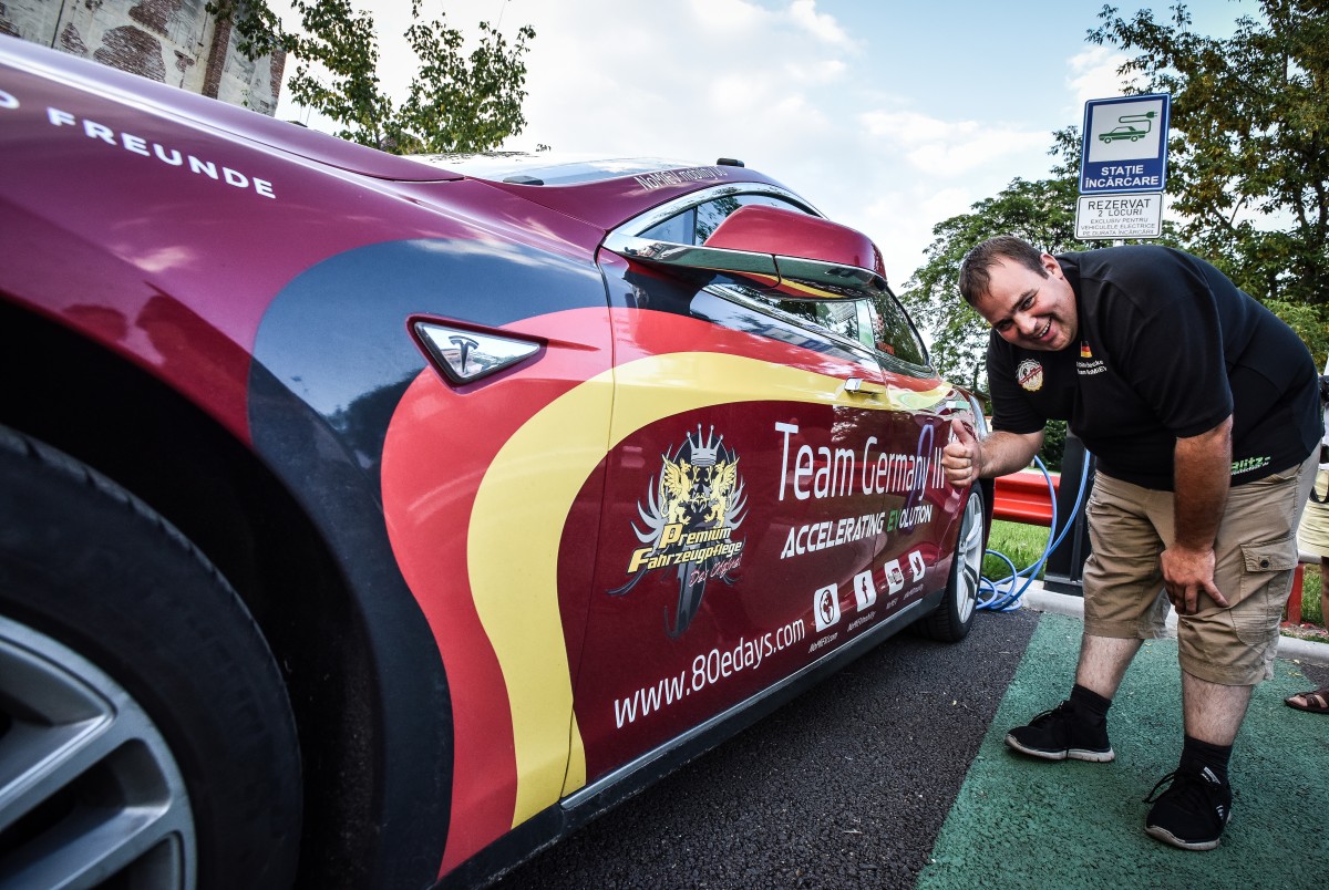 FOTO - VIDEO Caravana mașinilor electrice care înconjoară lumea a ajuns la Sibiu