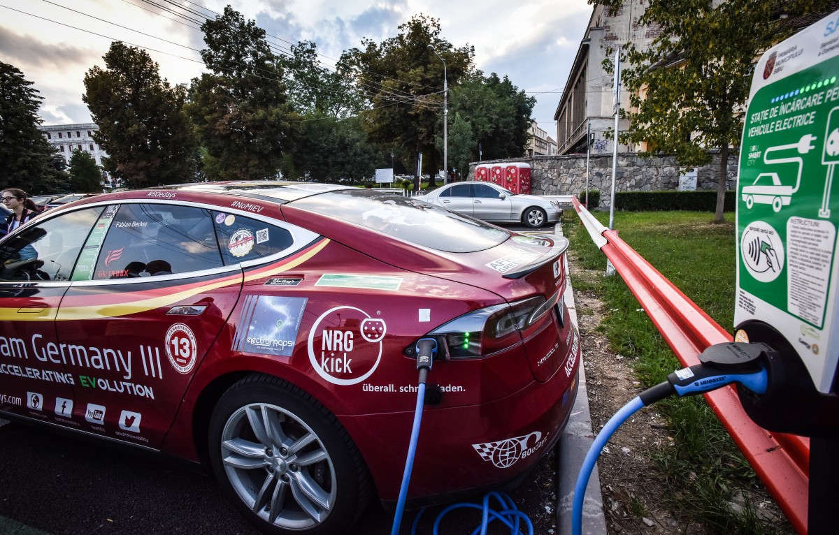 Proprietar de mașină electrică în Sibiu: ”Plătesc doar parcarea. Și când ajung la București mai am autonomie 150 de km”