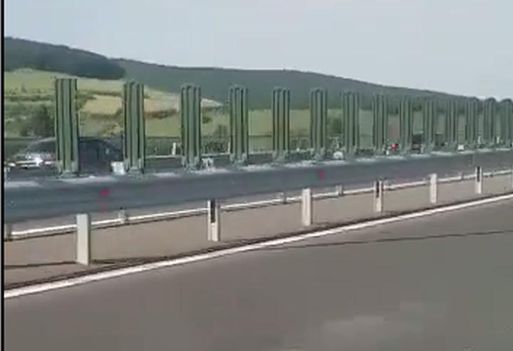 Două mașini pe autostradă, cu viteză, pe contransens VIDEO