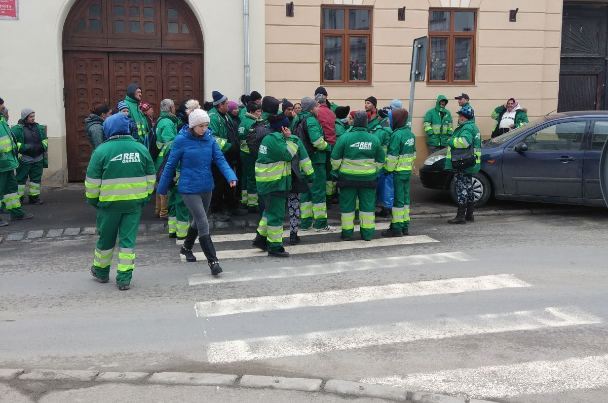 Măturătorii străzilor din Sibiu, la un pas de grevă
