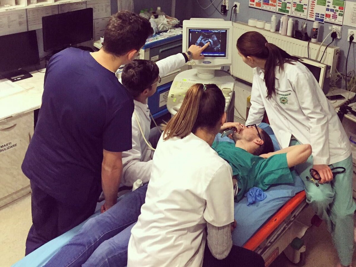 Studenții de la Medicină organizează workshop-uri ca în Viena. Însă ar „avea nevoie de un aparat de ecografie”
