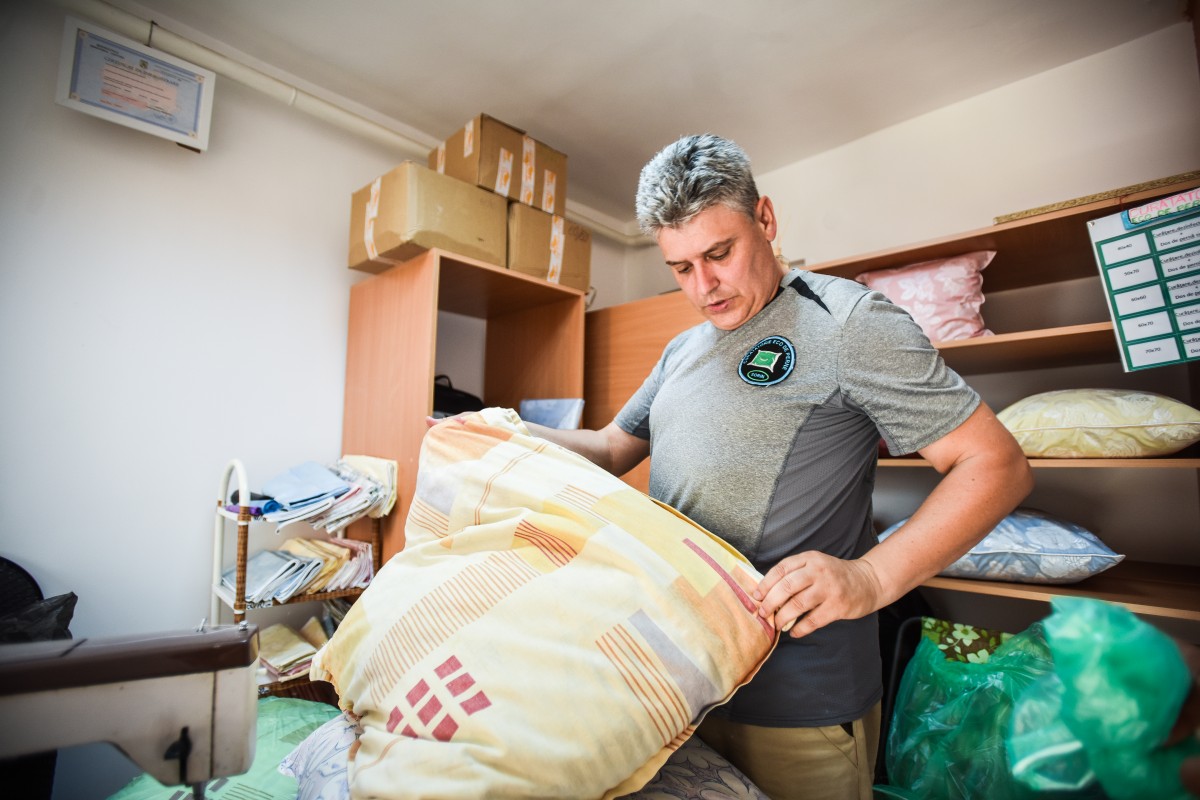 Micile afaceri. Curăță pernele sibienilor, iar jumătate din profit îl dă copiilor săraci