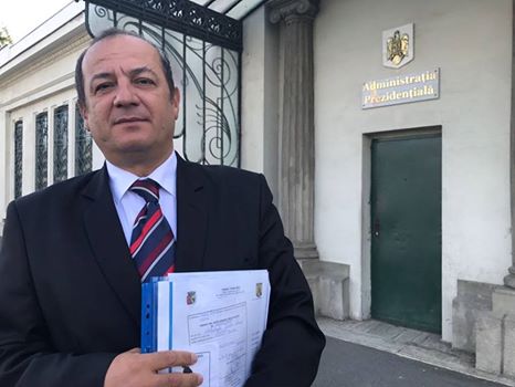 După 327 de km pe jos, primarul Copșei Mici începe să stea: pe la ușile de la București