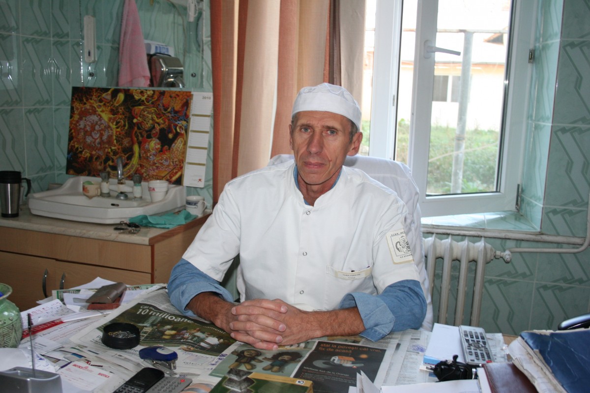 Un medic din Vrancea și-a împărțit salariul cu infirmierele